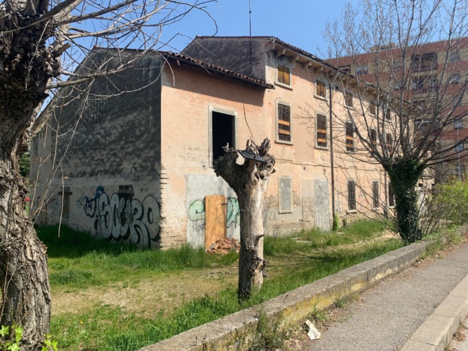 Stop al degrado all’ex casa colonica al Saval, parte il restauro per creare spazi comuni