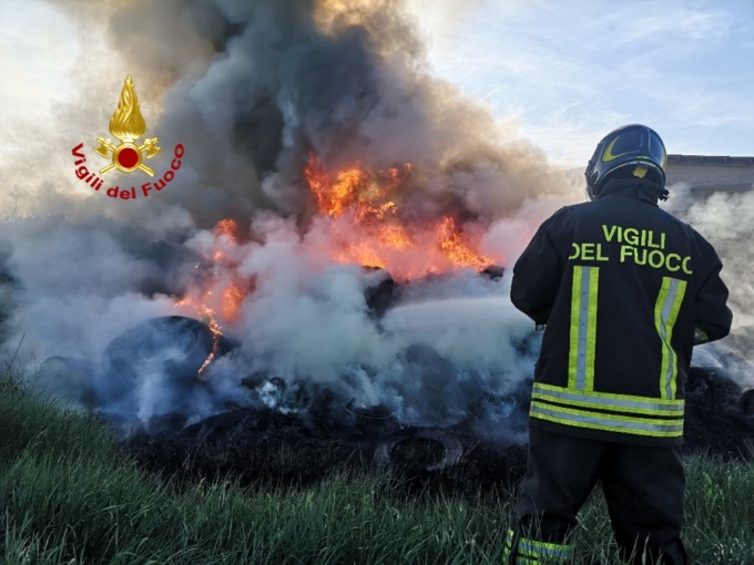 Palù, le foto e il video dell’incendio di 100 pneumatici in un’azienda agricola