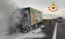 Autostrada A4, le foto dell'incendio al camion con cella frigo tra i caselli di Verona Est e Verona Sud