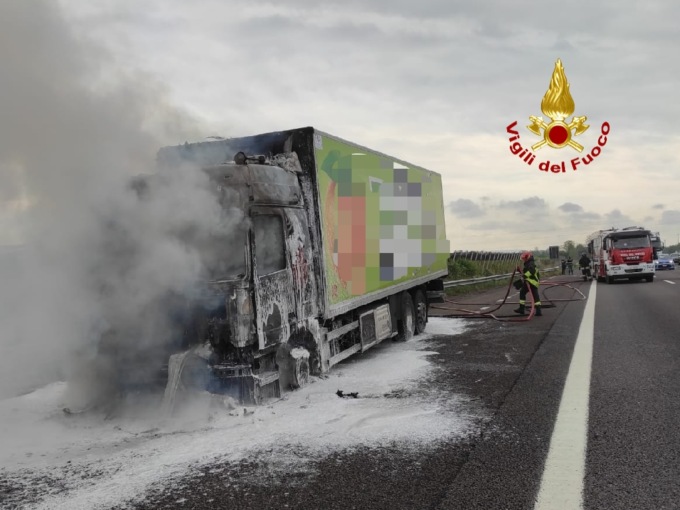 Autostrada A4, le foto dell’incendio al camion con cella frigo tra i caselli di Verona Est e Verona Sud