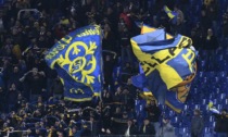 Tifoso del Verona lancia urina dagli spalti di San Siro: tre anni di Daspo per lui