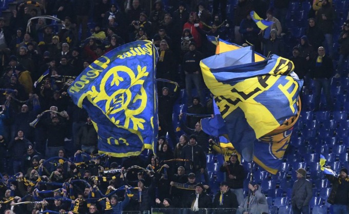 Tifoso del Verona lancia urina dagli spalti di San Siro: tre anni di Daspo per lui