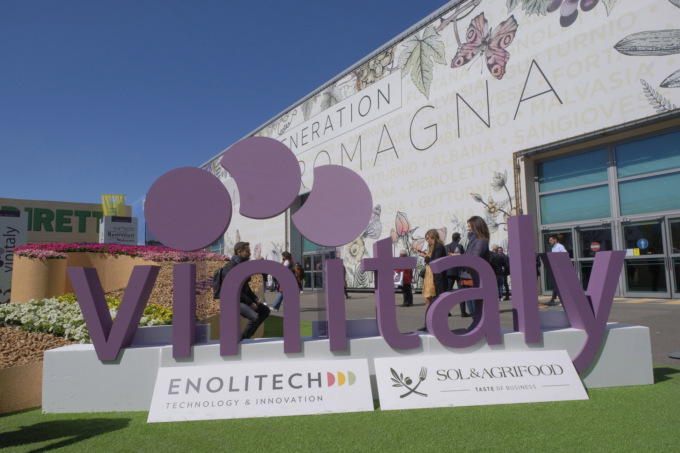 Vinitaly registra record storico di incidenza di buyer stranieri: 25 mila operatori da 139 Paesi