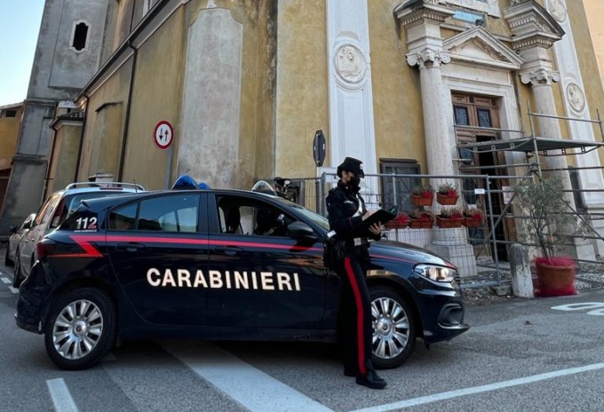 “Ho bisogno di soldi per le cure”: anziani raggirati dal fidanzato della badante, rubati 60mila euro