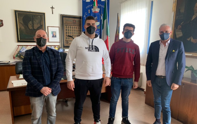 Legnago, signora in stato confusionale cammina sulla SS434 di sera: soccorsa da due 18enni
