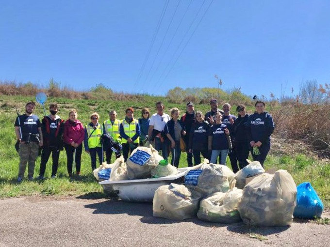Ripulito l’argine di Legnago: raccolti 250 chili di rifiuti tra cui una vasca da bagno