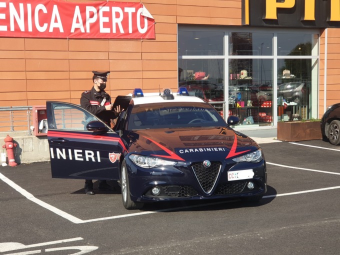Rubano un paio di scarpe e prendono a pugni il commesso che ha cercato di fermarli