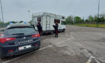 Si intrufolano in un camper di turisti per rubare: fermati dai Carabinieri grazie a un passante