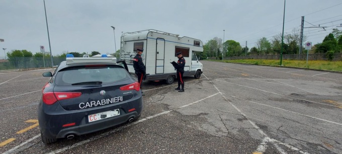 Si intrufolano in un camper di turisti per rubare: fermati dai Carabinieri grazie a un passante