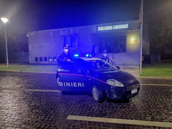 Insolito via vai in un’abitazione: 57enne trovato in possesso di droga e due fucili