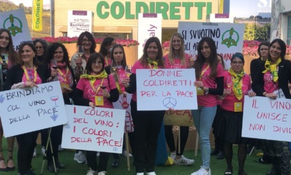 Flash mob in rosa di Coldiretti al Vinitaly per chiedere a Putin di cessare le ostilità