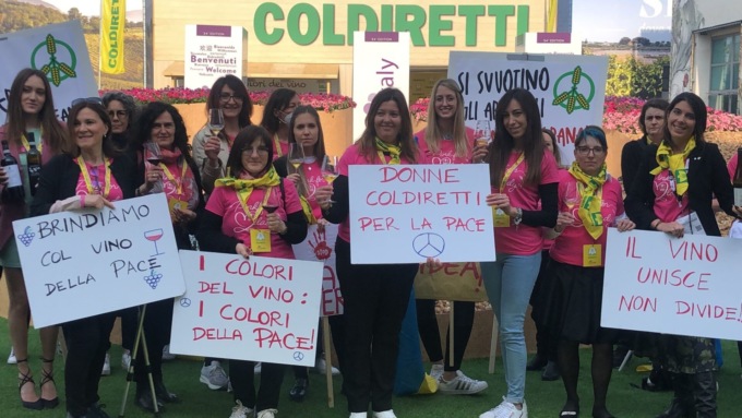 Flash mob in rosa di Coldiretti al Vinitaly per chiedere a Putin di cessare le ostilità