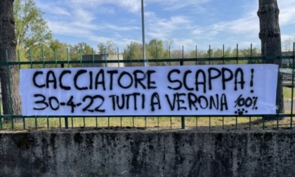 "Cacciatore scappa, tutti a Verona": striscione per la manifestazione animalista contro la fiera della caccia