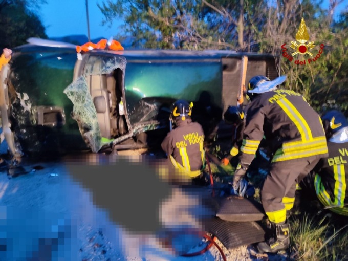 Rivoli Veronese, pick up si rovescia su un fianco: morto 20enne