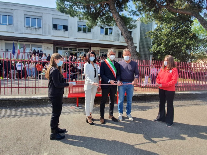 Verona, alle scuole Fainelli inaugurata una panchina rossa in memoria di Chiara Ugolini