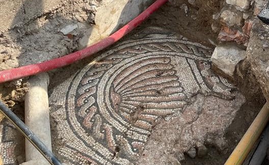 Montorio, durante gli scavi di Agsm-Aim riaffiora il mosaico della pavimentazione della villa di Teodorico