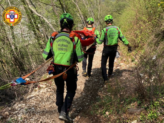 Giovane biker cade lungo un tracciato per le mountain bike: 16enne si infortuna a una spalla