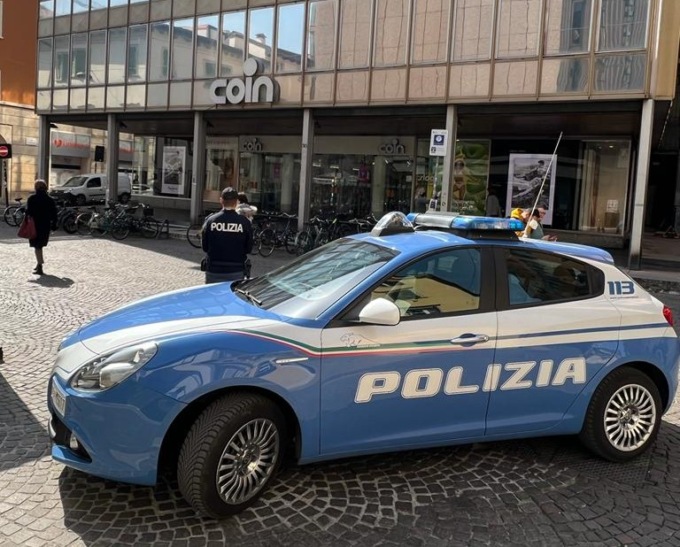 Ruba capi d’abbigliamento per un valore di circa 750 euro: 28enne arrestato