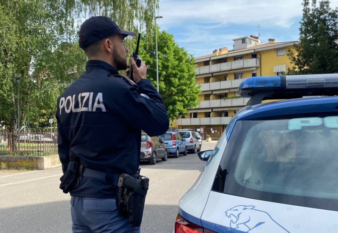 “Sto aggiustando l’auto”, rassicurava i passanti invece tentava di rubare il catalizzatore