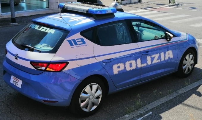 Riempiono il bagagliaio con decine di chili di rame rubato a un’azienda ma un passante li fa arrestare