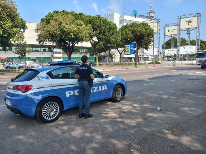 “Rivuoi lo scooter che ti hanno rubato? Dacci 300 euro”, ma all’appuntamento trovano la Polizia