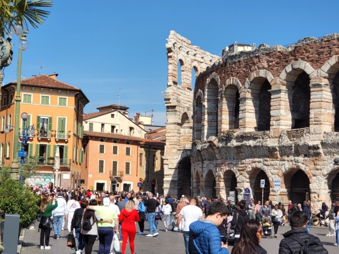 Identikit del turista veronese? Tedesco, rimane in città per 3 notti, predilige siti culturali e visita il lago