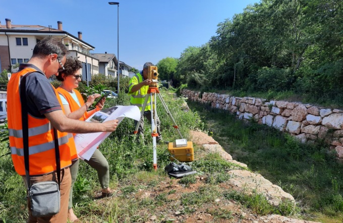 Ponte sul torrente di Avesa, tecnici al lavoro per il nuovo collegamento