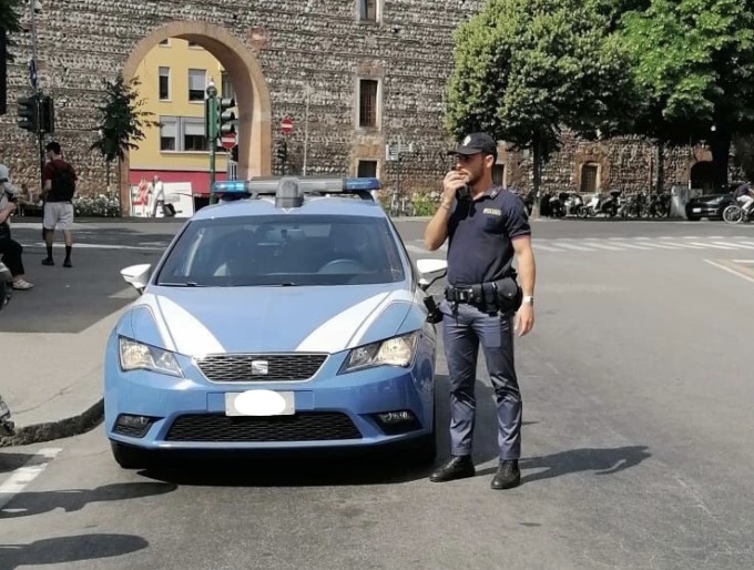 Sale sull’autobus e prende a schiaffi un passeggero: all’arrivo degli agenti tenta di aggredirli