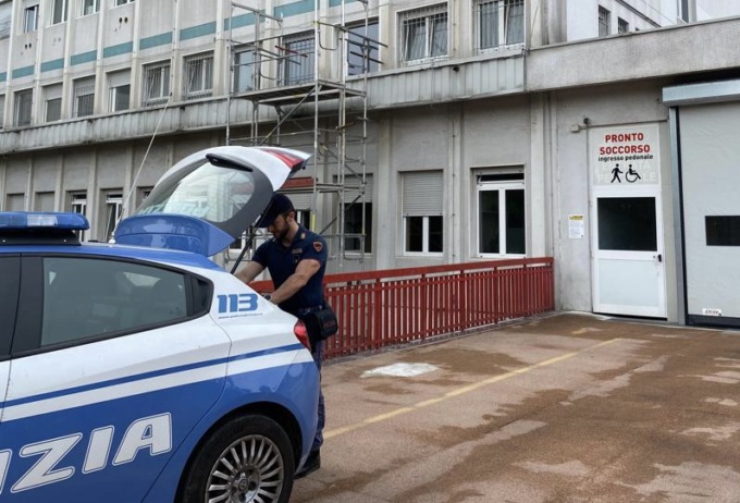Urla con una forbice in mano e crea scompiglio nella sala d’attesa dell’ospedale