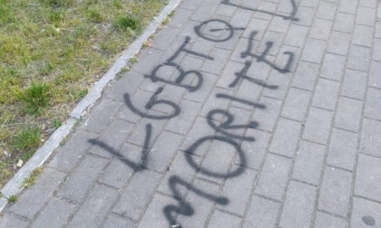 Scritte minacciose contro la comunità LGBTQIA+ sul marciapiede davanti alla scuola a Borgo Nuovo