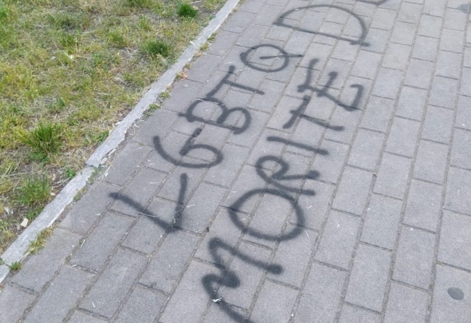 Scritte minacciose contro la comunità LGBTQIA+ sul marciapiede davanti alla scuola a Borgo Nuovo