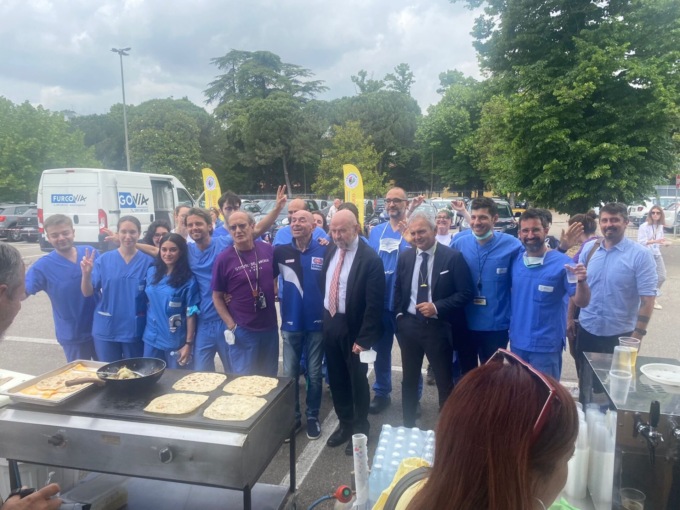 Guarisce dal tumore al pancreas: dopo 2 anni torna e cucina le piadine per ringraziare i medici
