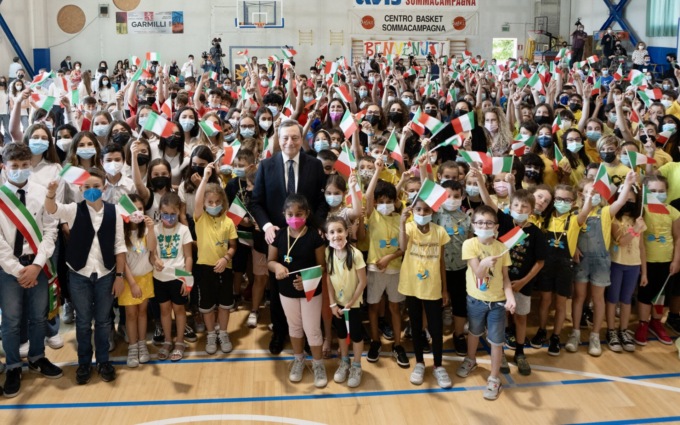 Mario Draghi a Sommacampagna incontra gli studenti: “Guardate il futuro con ottimismo, non con ansia”
