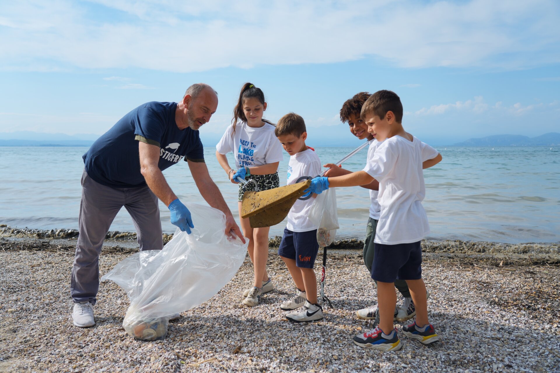 Gardaland Sea Life, Plastic Free Onlus e Comune di Castelnuovo insieme per pulire spiaggia dei Ronchi