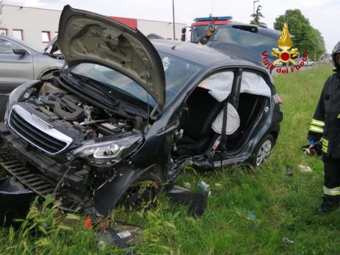 Negrar, scontro tra due auto: pompieri salvano una donna rimasta incastrata tra le lamiere