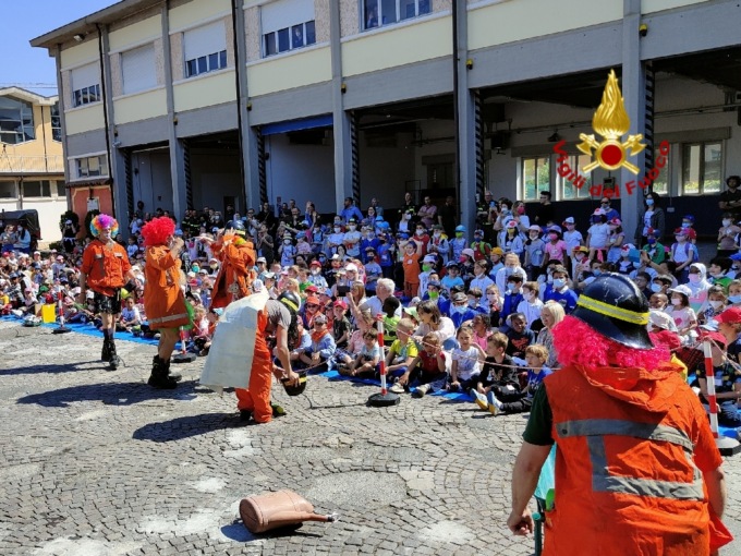 500 studenti a lezione con i Vigili del Fuoco per scoprire le attività di soccorso svolte ogni giorno