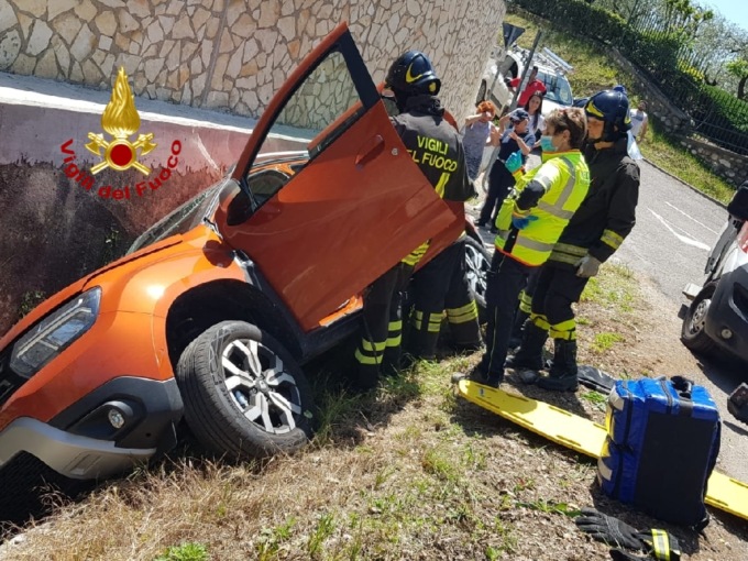Garda, perde il controllo dell’auto che finisce nel canale di scolo: ferito il passeggero