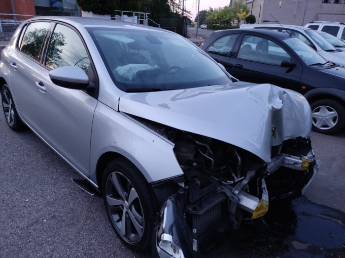 Quattro incidenti in una notte: patente ritirata a una 19enne, uomo fugge dopo aver abbattuto un semaforo
