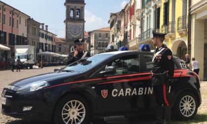 Attirano l'anziano con il "trattamento" del finto fisioterapista per rubargli la catenina d'oro