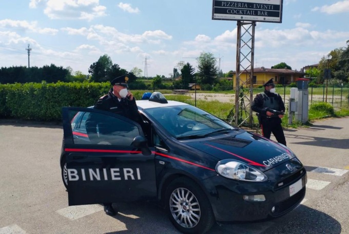 Si introduce in discoteca per rubare super alcolici e attrezzatura da dj: scoperto grazie all’allarme