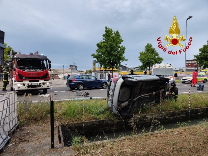 L’auto ribaltata in bilico tra la strada e il canale: i tre feriti restano incastrati nell’abitacolo
