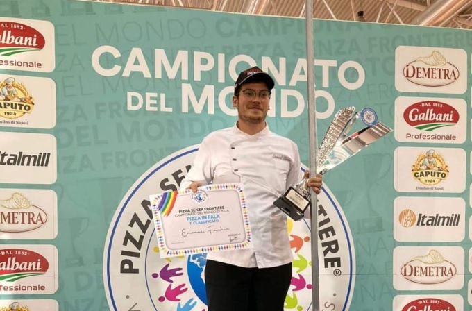 Campionato mondiale “Pizza senza Frontiere”, Emanuel conquista il primo posto categoria pizza in pala