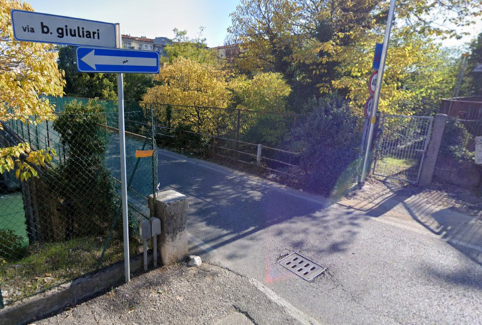 Autocarro straniero si incastra sul ponte delle Menegone, attimi di tensione a Borgo Roma