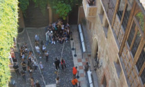 Cortile di Giulietta invaso dai turisti, si pensa all’esproprio: “Basta ressa per fare selfie”