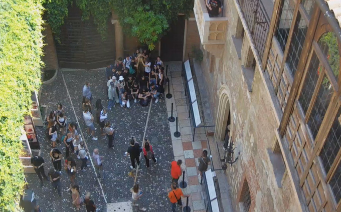 Cortile di Giulietta invaso dai turisti, si pensa all’esproprio: “Basta ressa per fare selfie”