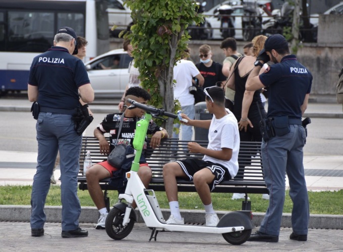 “Se rivuoi il monopattino devi darci 300 euro”: arrestati per estorsione due 20enni pregiudicati