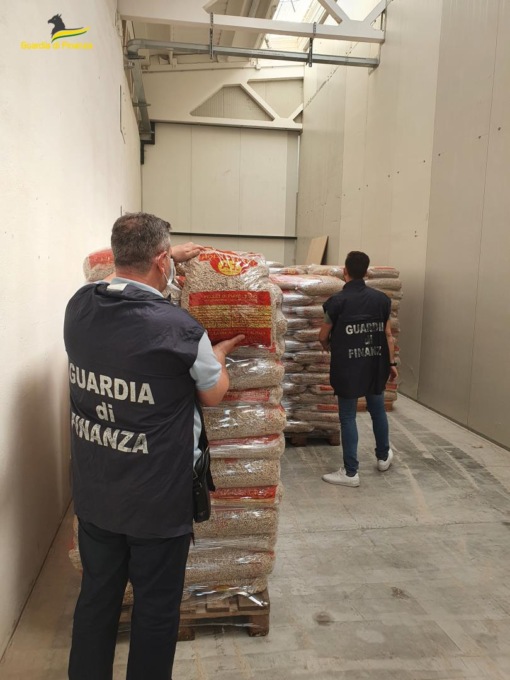 Pellet contraffatto, dentro c’era persino la plastica: sequestri e denunce nel basso veronese