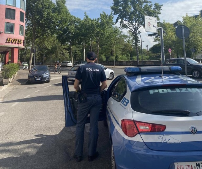 Rompe il vetro dell’auto in sosta e tenta di rubare dentro: beccato 24enne