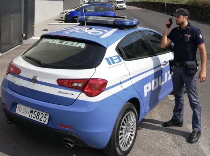 Ruba la borsa dal cestino della bici di una donna e fugge: 25enne arrestato