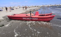 Si tuffa in mare e sbatte sul fondale: 15enne veronese grave, rischia di restare paralizzato